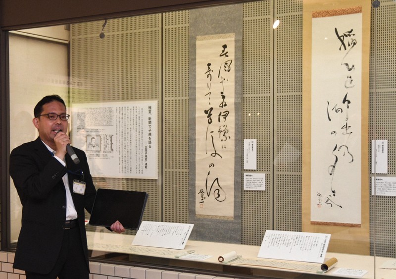 極堂の俳句をしたためた掛け軸の前で、「ほとゝぎす」について解説する平岡瑛二学芸員＝松山市の市立子規記念博物館で2026年4月24日午後2時41分、狩野樹理撮影