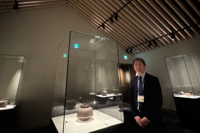 宛如畫作 大分中津歷史博物館 玻璃窗外石垣與松綠