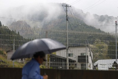 一時的に大雨が降り出した岩手県大槌町の山林火災現場付近＝28日午後（共同）