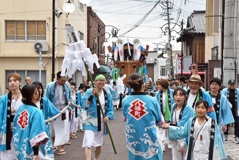 掛け声響き、初夏の訪れを告げる「八屋祇園」が開幕 福岡・豊前 | 毎日新聞