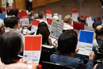 大阪維新の会大阪市議団が開催したタウンミーティング。参加者は赤や青のボードを掲げ、意見を表明した＝大阪市城東区で2026年4月5日午後2時22分、大西岳彦撮影