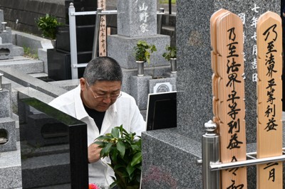岡崎彩咲陽（あさひ）さんの墓の前で手を合わせる父鉄也さん＝千葉県袖ケ浦市で2026年4月29日午前11時24分、矢野大輝撮影