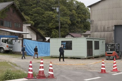 男性の遺体が土の中に埋められているのが見つかった現場周辺を警戒する広島県警の捜査員ら＝広島県三原市で2026年4月29日午後6時26分