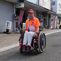 電動車いすで市街地を移動する松永幸一郎さん＝熊本県水俣市で2026年4月21日、中村敦茂撮影