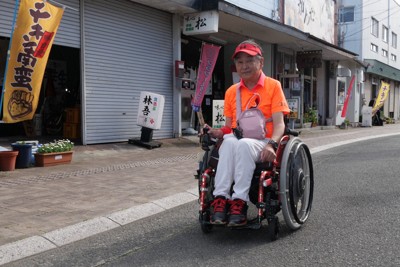 電動車いすで市街地を移動する松永幸一郎さん＝熊本県水俣市で2026年4月21日、中村敦茂撮影