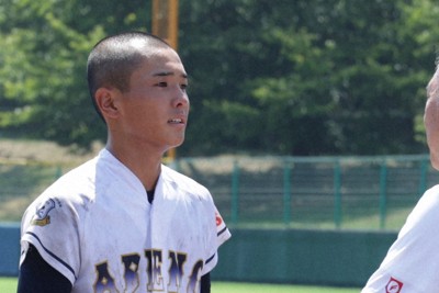 第70回全国高校軟式野球選手権大会で、準優勝盾を受け取るあべの翔学の増野葵主将（左）＝兵庫県明石市の明石トーカロ球場で2025年8月29日、西村剛撮影