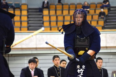 全日本都道府県対抗剣道優勝大会の決勝に臨む東京の竹ノ内佑也六段＝和歌山市で2026年4月29日、深野麟之介撮影