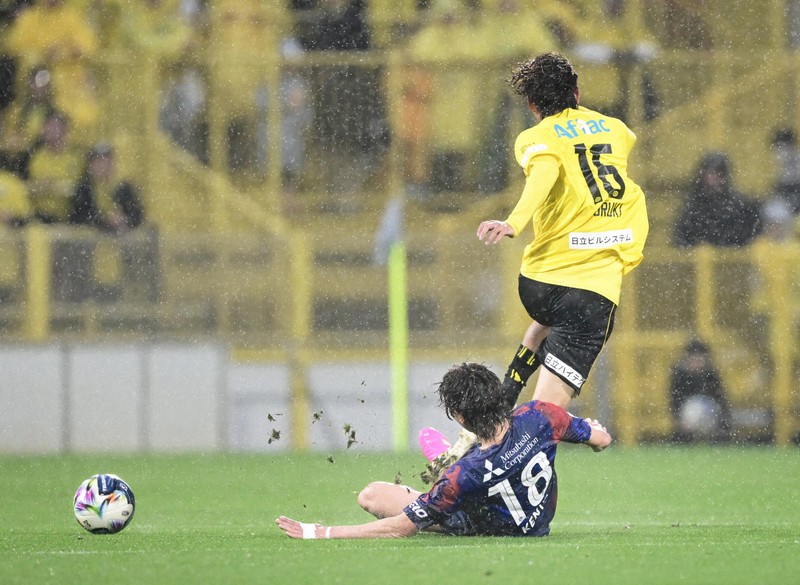 【柏－FC東京】後半、相手選手の突破を阻止するFC東京の橋本拳人選手（下）＝三協フロンテア柏スタジアムで2026年4月29日、藤井達也撮影
