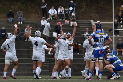 試合に勝利して喜ぶ天理の選手たち＝福岡県宗像市で2026年4月29日、林大樹撮影