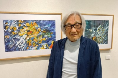 新作絵本「ガージュー先生　対馬丸事件を生きぬいた少女の物語」の原画を前にする田島征彦さん＝京都市中京区で2026年4月14日午後2時33分、上村里花撮影