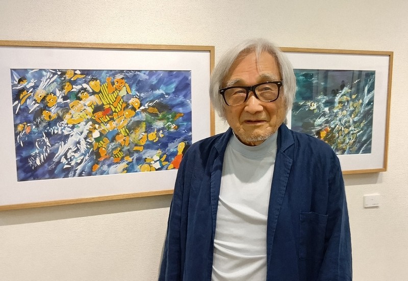 新作絵本「ガージュー先生　対馬丸事件を生きぬいた少女の物語」の原画を前にする田島征彦さん＝京都市中京区で2026年4月14日午後2時33分、上村里花撮影
