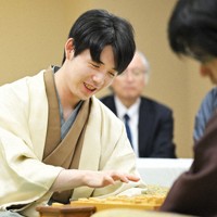 第84期名人戦第2局で挑戦者の糸谷哲郎九段（右）に勝利し、笑顔で対局を振り返る藤井聡太名人＝青森市のホテル青森で2026年4月26日午後6時36分、吉田航太撮影