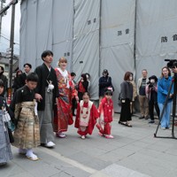 地震の爪痕が残る商店街の通りをゆっくりと歩く比留間希星さんとサヴェンコ・ヴァレリヤさん＝石川県七尾市で2026年4月29日午前9時24分、岩本一希撮影