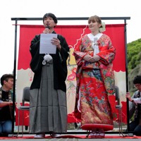 花嫁道中を終え、集まった人へあいさつをする比留間希星さん（左）とサヴェンコ・ヴァレリヤさん（右）＝石川県七尾市で2026年4月29日午前9時41分、岩本一希撮影