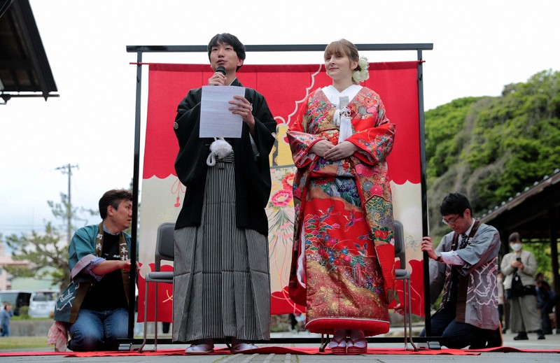 花嫁道中を終え、集まった人へあいさつをする比留間希星さん（左）とサヴェンコ・ヴァレリヤさん（右）＝石川県七尾市で2026年4月29日午前9時41分、岩本一希撮影