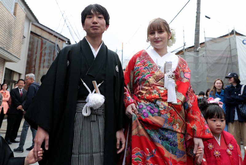 花嫁道中で商店街の通りをゆっくりと歩く比留間希星さん（右）とサヴェンコ・ヴァレリヤ（左）さん＝石川県七尾市で2026年4月29日午前9時7分、岩本一希撮影