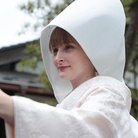 花嫁道中を終え、白むくに着替えたサヴェンコ・ヴァレリヤさんはウクライナにいる父親のオレクサンドルさんとビデオ通話をして花嫁姿を見せた＝石川県七尾市で2026年4月29日午前10時59分、岩本一希撮影