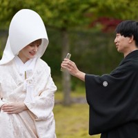 花嫁道中を終え、白むくに着替えたサヴェンコ・ヴァレリヤさん（左）は比留間希星さん（左）と一緒にウクライナにいる父親のオレクサンドルさんとビデオ通話をして花嫁姿を見せた＝石川県七尾市で2026年4月29日午前10時56分、岩本一希撮影