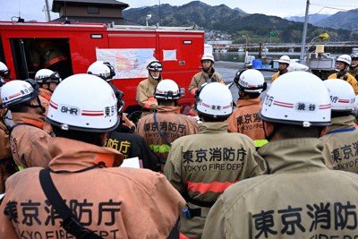 出動前に打ち合わせをする東京消防庁の隊員たち＝岩手県大槌町で2026年4月29日午前8時33分、西夏生撮影