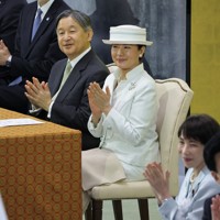 天皇、皇后両陛下が出席 昭和100年記念式典 [写真特集1/14] | 毎日新聞
