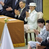 天皇、皇后両陛下が出席 昭和100年記念式典 [写真特集15/14] | 毎日新聞