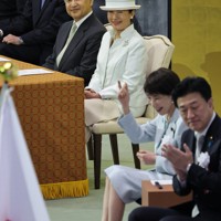 天皇皇后ご訪米記念写真集　毎日新聞 限定2000部　帙入り 天皇、皇后両陛下が出席 昭和100年記念式典 [写真特集11/14] | 毎日新聞