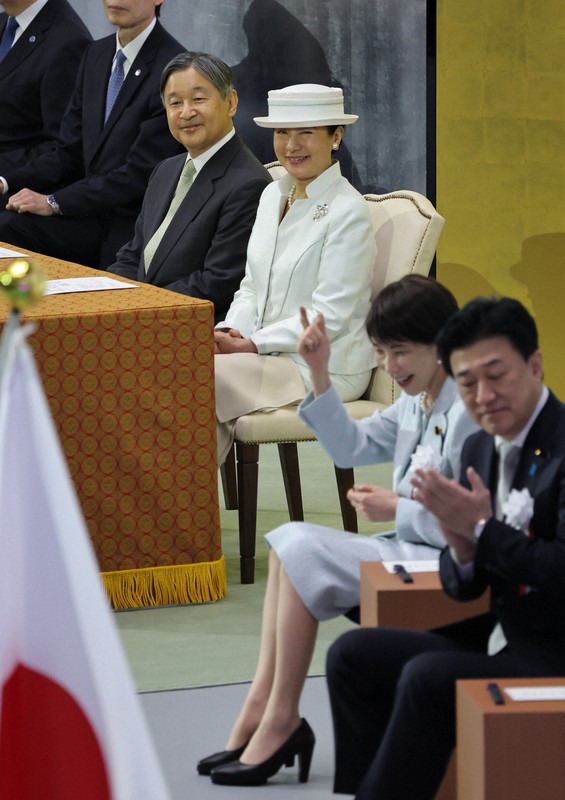 天皇、皇后両陛下が出席 昭和100年記念式典 [写真特集11/14] | 毎日新聞