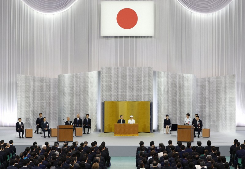 天皇、皇后両陛下が出席 昭和100年記念式典 [写真特集11/14] | 毎日新聞