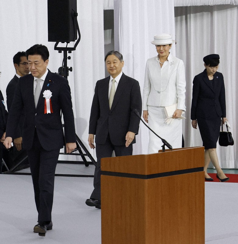 天皇皇后ご訪米記念写真集　毎日新聞 限定2000部　帙入り Amazon.co.jp: M6d-059 天皇 皇后両陛下 ご訪米写真集 昭和50年10月25