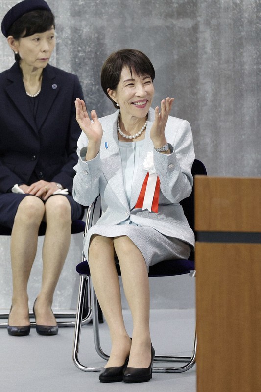 天皇、皇后両陛下が出席 昭和100年記念式典 [写真特集15/14] | 毎日新聞