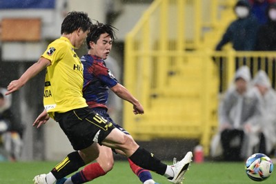【柏－FC東京】後半、追加点を決めるFC東京の佐藤龍之介（右）＝三協フロンテア柏スタジアムで2026年4月29日、藤井達也撮影