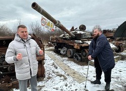前線付近からの戦車などの回収作業について説明するドブロババさん（左）とベプリツキーさん＝ウクライナ東部ハルキウ州で2024年2月20日、鈴木一生撮影