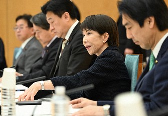 給付付き税額控除などを議論する社会保障国民会議に出席した高市早苗首相（右から2人目）＝首相官邸で2月26日