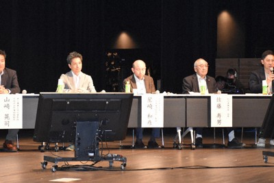 専門家らが人とクマのすみ分けについて意見を交わしたパネルディスカッション＝秋田市で2026年4月26日、真貝恒平撮影