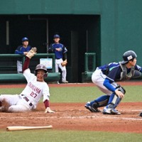 【相模原クラブ－横浜球友クラブ】七回裏横浜球友クラブ1死二、三塁、池田の左適時打で生還する山浦＝川崎市中原区の等々力球場で、神内亜実撮影