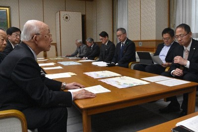 山野之義知事（右端）に、石川県内企業の状況を説明する県商議所連合会の安宅建樹会頭（左手前）ら＝石川県庁で、衛藤達生撮影
