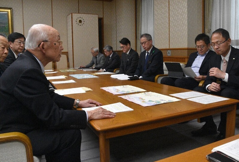 山野之義知事（右端）に、石川県内企業の状況を説明する県商議所連合会の安宅建樹会頭（左手前）ら＝石川県庁で、衛藤達生撮影