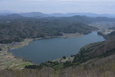 石垣綾子と青柳優が夏を過ごした木崎湖。泊まった別荘は右側の西岸にあった＝長野県大町市で2026年4月21日、去石信一撮影
