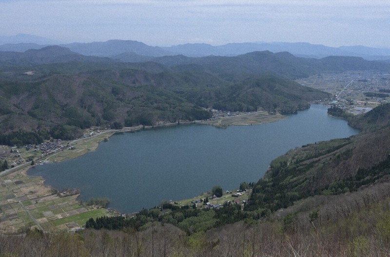 石垣綾子と青柳優が夏を過ごした木崎湖。泊まった別荘は右側の西岸にあった＝長野県大町市で2026年4月21日、去石信一撮影