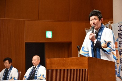 「舞鶴ルート」の実現に向け決意表明する鴨田秋津市長（右）と嵯峨根仁史会頭（左）、肝付隆治議長（中央）＝舞鶴市浜の市商工観光センターで、塩田敏夫撮影