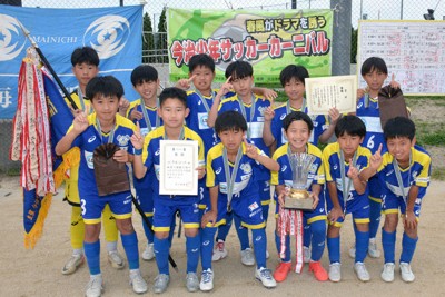 第39回今治少年少女サッカーカーニバルで優勝したFC今治U－12のメンバー＝愛媛県今治市の大新田公園で、松倉展人撮影