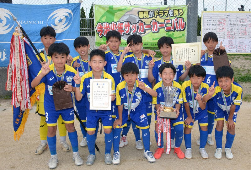 第39回今治少年少女サッカーカーニバルで優勝したFC今治U－12のメンバー＝愛媛県今治市の大新田公園で、松倉展人撮影