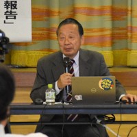 水俣病訴訟の現状と課題について講演する吉村良一・立命館大名誉教授＝熊本県水俣市で2026年4月29日午後1時47分、諸隈美紗稀撮影