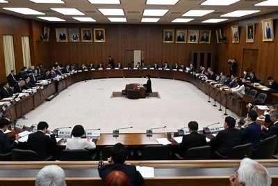 緊急事態条項に関する集中討議が行われた衆院憲法審査会＝国会内で2026年4月23日、平田明浩撮影