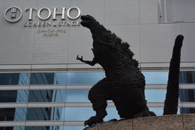 東京・有楽町駅近くにあるゴジラ像＝東京都千代田区で2025年9月、安達恒太郎撮影