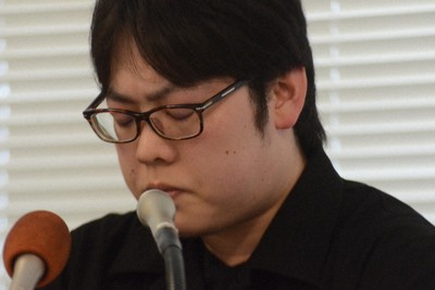 第三者委員会から報告書を受けた後の記者会見で、時折、目を閉じて深呼吸をしながら思いを語る佐藤和威さん＝佐賀県鳥栖市で2026年3月26日、樋口岳大撮影