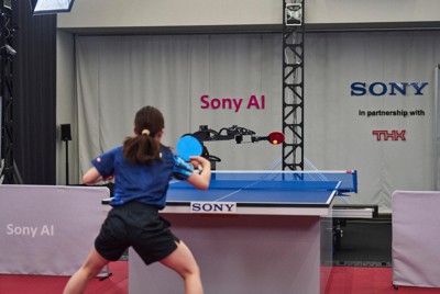 プロ選手を相手にショットを打つロボット「Ace（エース）」（奥）＝2025年4月（ソニーAI提供）