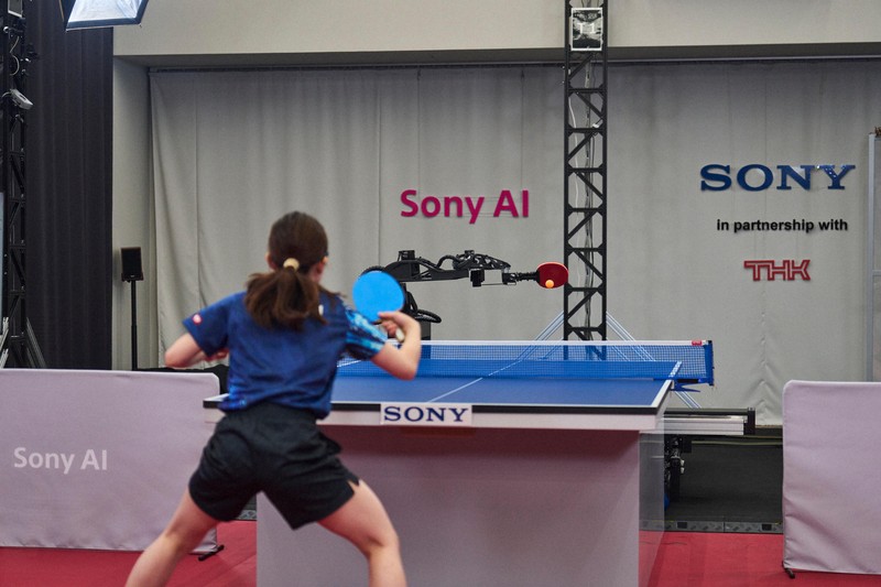 サーブは15種 ソニーがAI卓球ロボ開発、強豪相手に3勝2敗 | 毎日新聞