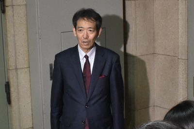 記者団の取材に応じる三村淳財務官＝東京都千代田区の財務省内で2026年4月30日午後5時37分、成澤隼人撮影