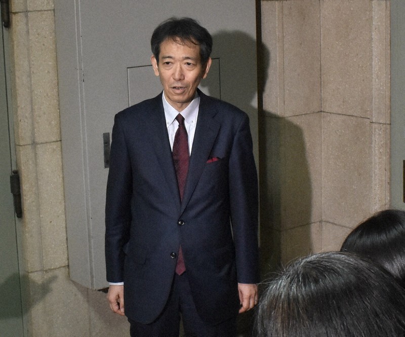 記者団の取材に応じる三村淳財務官＝東京都千代田区の財務省内で2026年4月30日午後5時37分、成澤隼人撮影